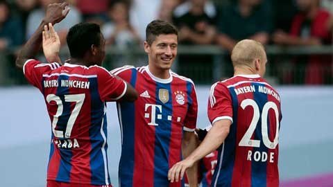 Lewandowski (giữa) mới chỉ có 1 bàn sau 5 trận chính thức vừa qua