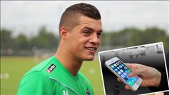 Cầu thủ M’Gladbach đang thi đấu bỗng "vấp" phải iPhone Cầu thủ M’Gladbach đang thi đấu bỗng "vấp" phải iPhone