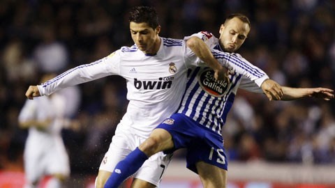 Với sự quyết tâm rất cao và lực lượng vượt trội, Ronaldo (áo sáng) cùng đồng đội đủ sức lấy trọn 3 điểm tại Riazor