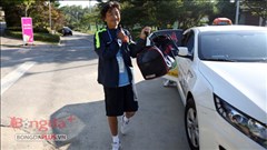 Thầy trò HLV Miura đến sân tập bằng taxi Thầy trò HLV Miura đến sân tập bằng taxi