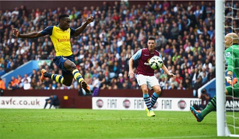Welbeck ghi bàn đầu tiên cho Arsenal