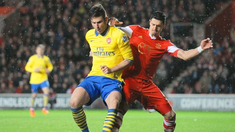 Arsenal (áo sáng) phải gặp đối thủ khó nhằn Southampton
