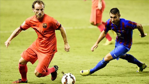 Rakitic (trái) đang trở thành ông chủ mới ở hàng tiền vệ Barca
