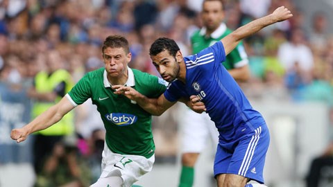 Với đội hình hai nhưng Chelsea (phải) cũng dư sức vùi dập Bolton
