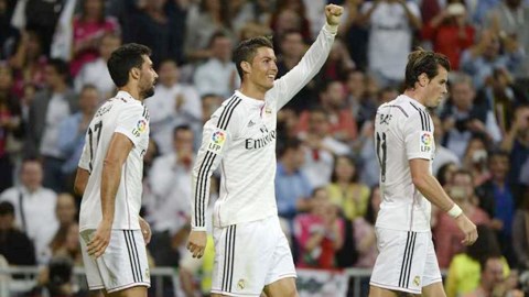 Ronaldo (giữa) mắc nợ Real thật nhiều