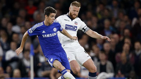 Oscar (trái) tỏa sáng với pha lập công quyết định giúp Chelsea vào vòng 4