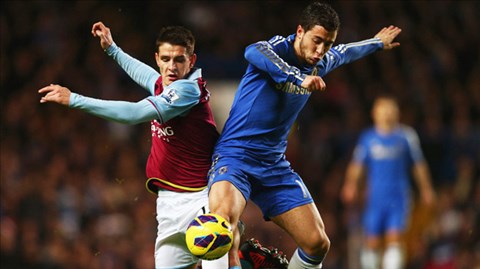 Hazard (phải) và Chelsea đã sẵn sàng trả lại món nợ thua trước Aston Villa 0-1 ở mùa trước