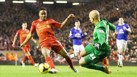 Gặp Everton trên sân nhà sẽ là cơ hội để Liverpool (trái) giành chiến thắng và đẩy lùi khủng hoảng