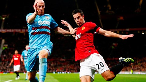 Van Persie (phải) và đồng đội quyết không đánh rơi 3 điểm