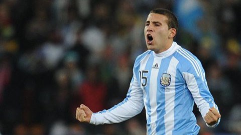 Otamendi lọt vào mắt xanh của Van Gaal 