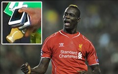 Tín đồ công nghệ Balotelli dùng 3 điện thoại 1 lúc Tín đồ công nghệ Balotelli dùng 3 điện thoại 1 lúc
