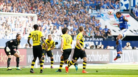 Trận thua Schalke khiến Dortmund (bìa trái) bị Bayern bỏ xa tới 7 điểm