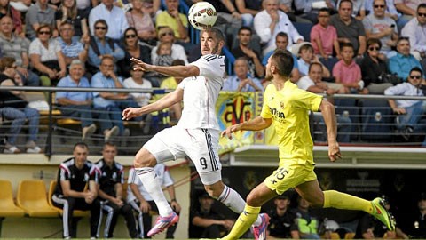 Benzema (áo trắng) mới ghi 1 bàn ở La Liga mùa này