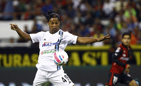 CĐV mê mẩn với pha đá phạt tuyệt đẹp của Ronaldinho CĐV mê mẩn với pha đá phạt tuyệt đẹp của Ronaldinho