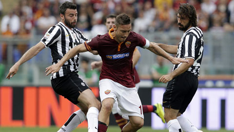 Totti (giữa) sẽ giúp Roma có điểm rời Juventus Arena