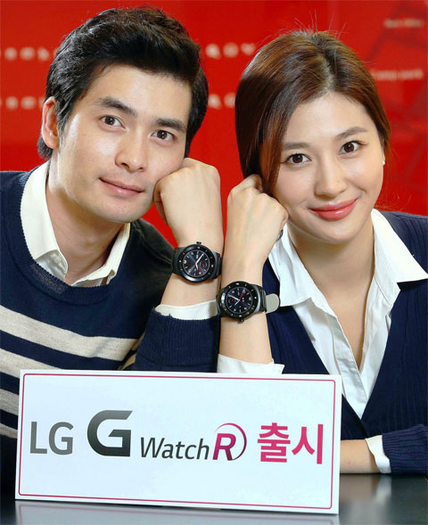 LG G Watch R lên kệ bán với giá hơn 6 triệu đồng từ 14/10 LG G Watch R lên kệ bán với giá hơn 6 triệu đồng từ 14/10