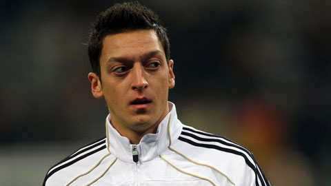 Mesut Oezil ngồi ngoài 3 tháng vì chấn thương đầu gối Mesut Oezil ngồi ngoài 3 tháng vì chấn thương đầu gối
