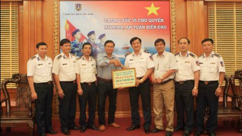 Phó Chủ tịch VFF và đại diện CLB Dresden thăm, tặng quà lực lượng Cảnh sát biển Việt Nam Phó Chủ tịch VFF và đại diện CLB Dresden thăm, tặng quà lực lượng Cảnh sát biển Việt Nam