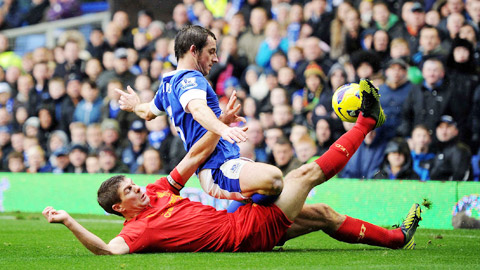 Steven Gerrard 11 năm chùn chân, mỏi gối Steven Gerrard 11 năm chùn chân, mỏi gối
