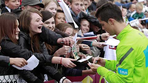 Fans nữ gào thét vì được tận mắt thấy Ronaldo Fans nữ gào thét vì được tận mắt thấy Ronaldo