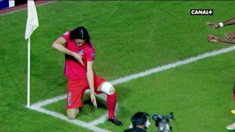 Cavani tái hiện màn ăn mừng bắn súng đầy thách thức Cavani tái hiện màn ăn mừng bắn súng đầy thách thức