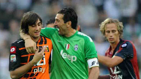 Perin làm lu mờ trận thứ 500 của Buffon Perin làm lu mờ trận thứ 500 của Buffon