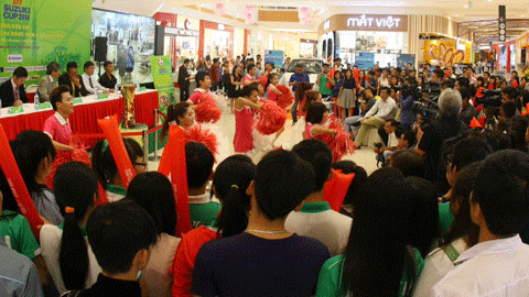 NHM Bình Dương chào đón cúp AFF Suzuki 2014 NHM Bình Dương chào đón cúp AFF Suzuki 2014