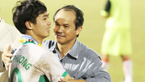 “Theo hồ sơ hợp lệ, Công Phượng 19 tuổi” “Theo hồ sơ hợp lệ, Công Phượng 19 tuổi”