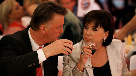 Nát rượu, HLV Van Gaal từng làm nhục vợ nơi công cộng Nát rượu, HLV Van Gaal từng làm nhục vợ nơi công cộng