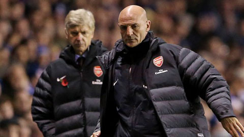 Trợ lý Steve Bould tranh cãi kịch liệt với HLV Wenger?