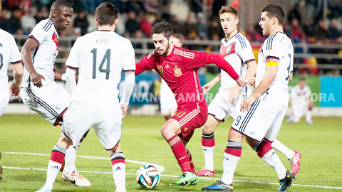 Isco (đỏ) và đồng đội sẽ cùng đối thủ Đức làm nên một trận cầu cởi mở với phần thắng nghiêng về Tây Ban Nha?