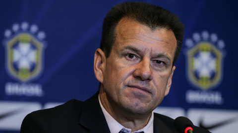 Carlos Dunga trao băng thủ quân cho Neymar: Quyền lực mềm lên ngôi ở Selecao Carlos Dunga trao băng thủ quân cho Neymar: Quyền lực mềm lên ngôi ở Selecao