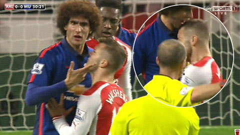 Wilshere may mắn không phải nhận thẻ đỏ Wilshere may mắn không phải nhận thẻ đỏ