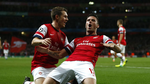 Duyên ghi bàn của Giroud (phải) trước Southampton sẽ giúp Arsenal giành chiến thắng