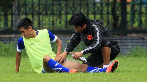 HLV Toshiya Miura rất lo lắng về chấn thương của Minh Tuấn