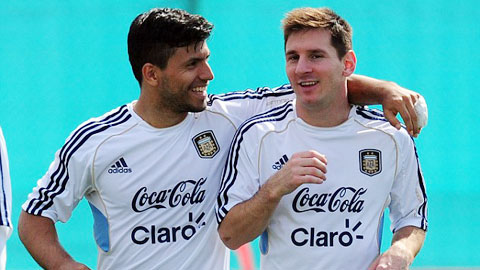 Aguero thuyết phục Messi về Man City Aguero thuyết phục Messi về Man City