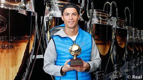 Ronaldo cùng phần thưởng của Liên đoàn Lịch sử và Thống kê bóng đá