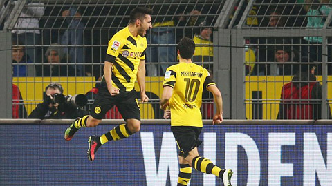 Guendogan (trái) ghi bàn thắng duy nhất cho Dortmund 