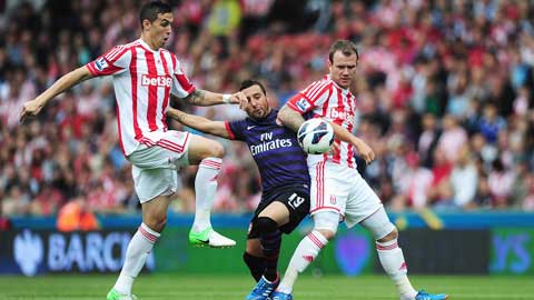 Arsenal (giữa) khó ra về với 3 điểm khi phải làm khách của Stoke City