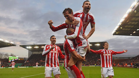 Stoke 3-2 Arsenal: Rơi thẳng xuống vực sâu Stoke 3-2 Arsenal: Rơi thẳng xuống vực sâu