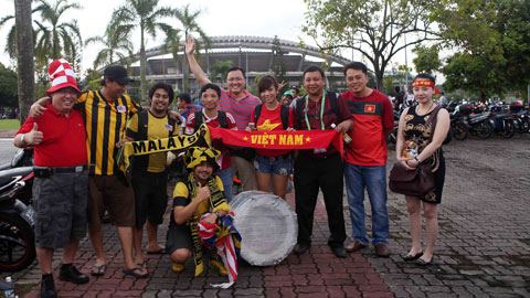 Hình ảnh đẹp của CĐV Việt Nam và Malaysia trước trận bán kết lượt đi