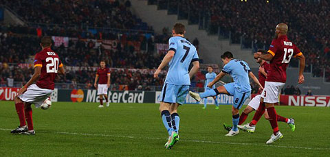 Nasri tung cú sút quyết đoán bằng chân phải mở tỷ số cho Man City