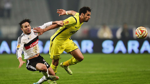 Cả Tottenham (vàng) và Besiktas cùng dắt tay nhau vào vòng sau