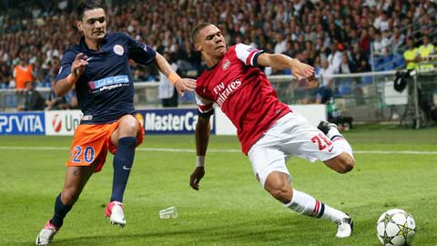 Một Newcastle đầy khó chịu sẽ khiến Arsenal (phải) trầy trật trong trận này