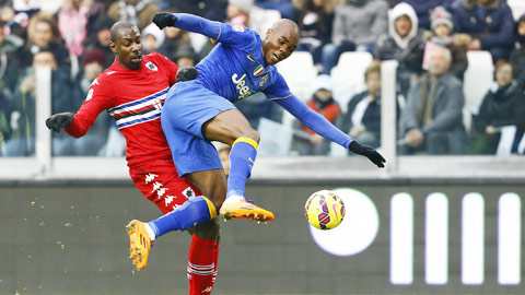 Cú vấp của Juventus (phải) trước Sampdoria khiến cuộc đua Scudetto hấp dẫn hơn
