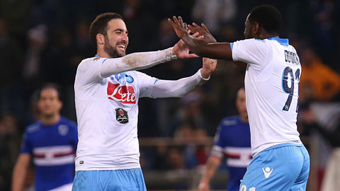 Phong độ thăng hoa của Zapata (phải) sẽ đẩy Higuain lên ghế dự bị trận này