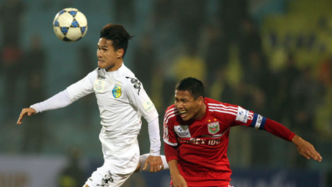 HN.T&T (trái) đã 2 lần vô địch V-League nhưng đều không bảo vệ thành công ngai vàng ở mùa tiếp theo