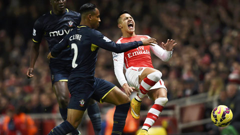 Alexis Sanchez (phải) và đồng đội sẽ gục ngã trước Southampton trong cuộc đua vào Top 4
