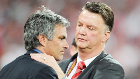 Trong khi Van Gaal (phải) đau đầu tìm người thì Mourinho lại ung dung trong kỳ chuyển nhượng giữa mùa