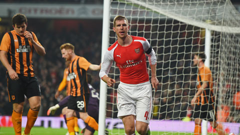 Mertesacker ăn mừng bàn mở tỷ số cho Arsenal